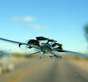 Aktualności Auto-Krzyżak: Pęknięta szyba w samochodzie - co robić?